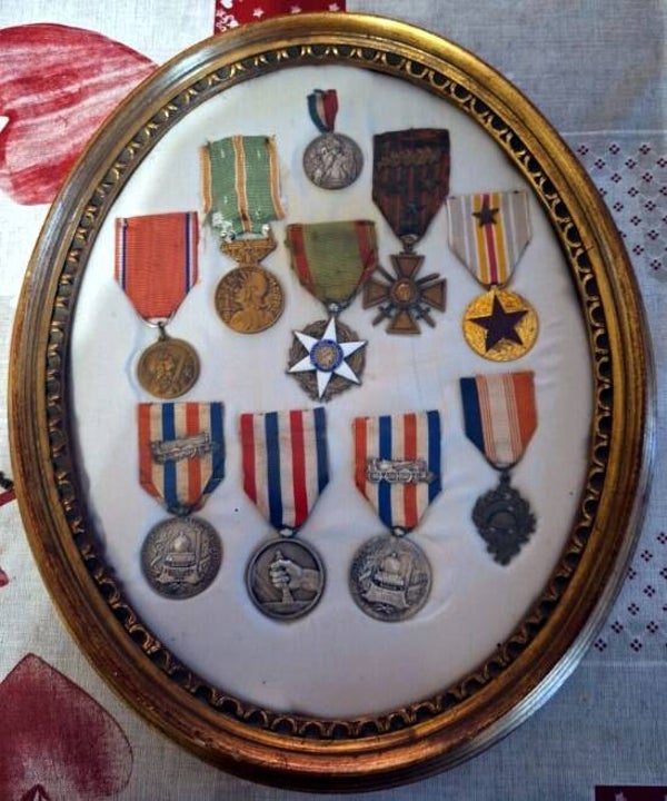 Ensemble  de médailles militaire + civils  meme famille