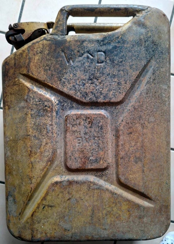 Jerrycan carburant anglais sable BMB 1943