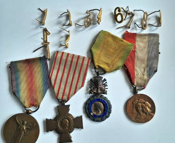 Lot 4 médailles + 11 chiffres de képi français 14/18 ww1