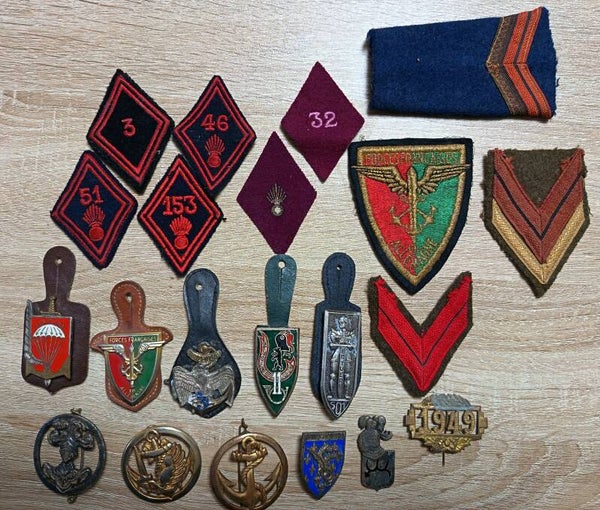 Lot d'insignes + losanges de bras français divers (para, infanterie marine, cavalerie blindée ..)
