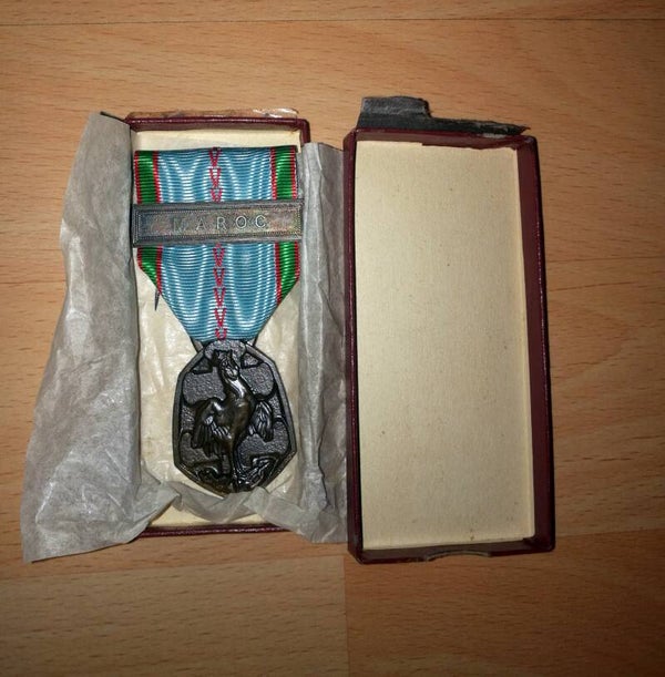 MÉDAILLE COMMÉMORATIVE  GUERRE 39-45 avec barrette Maroc