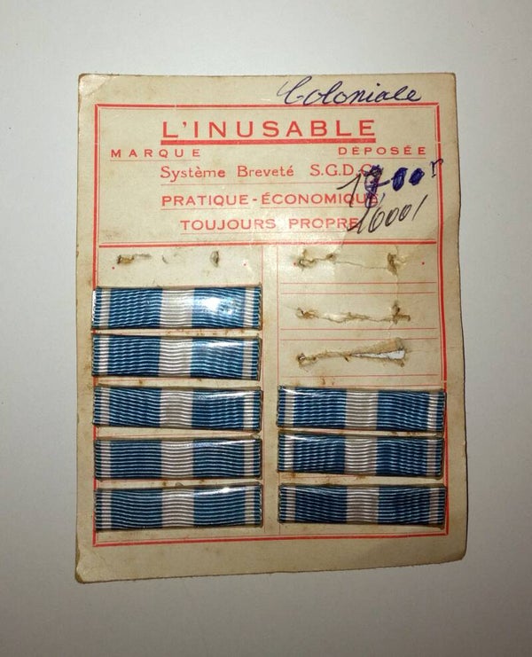 une Barrette de rappel épingle pour la Médaille Coloniale et d'Outremer