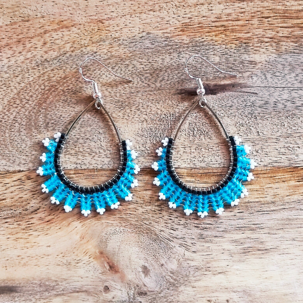 Perlenohhrringe tropfenförmig / hellblau - weiß / Ohrhaken silber