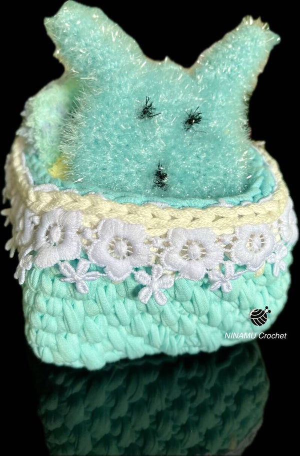 Corbeille bleue avec 5 Tawashis