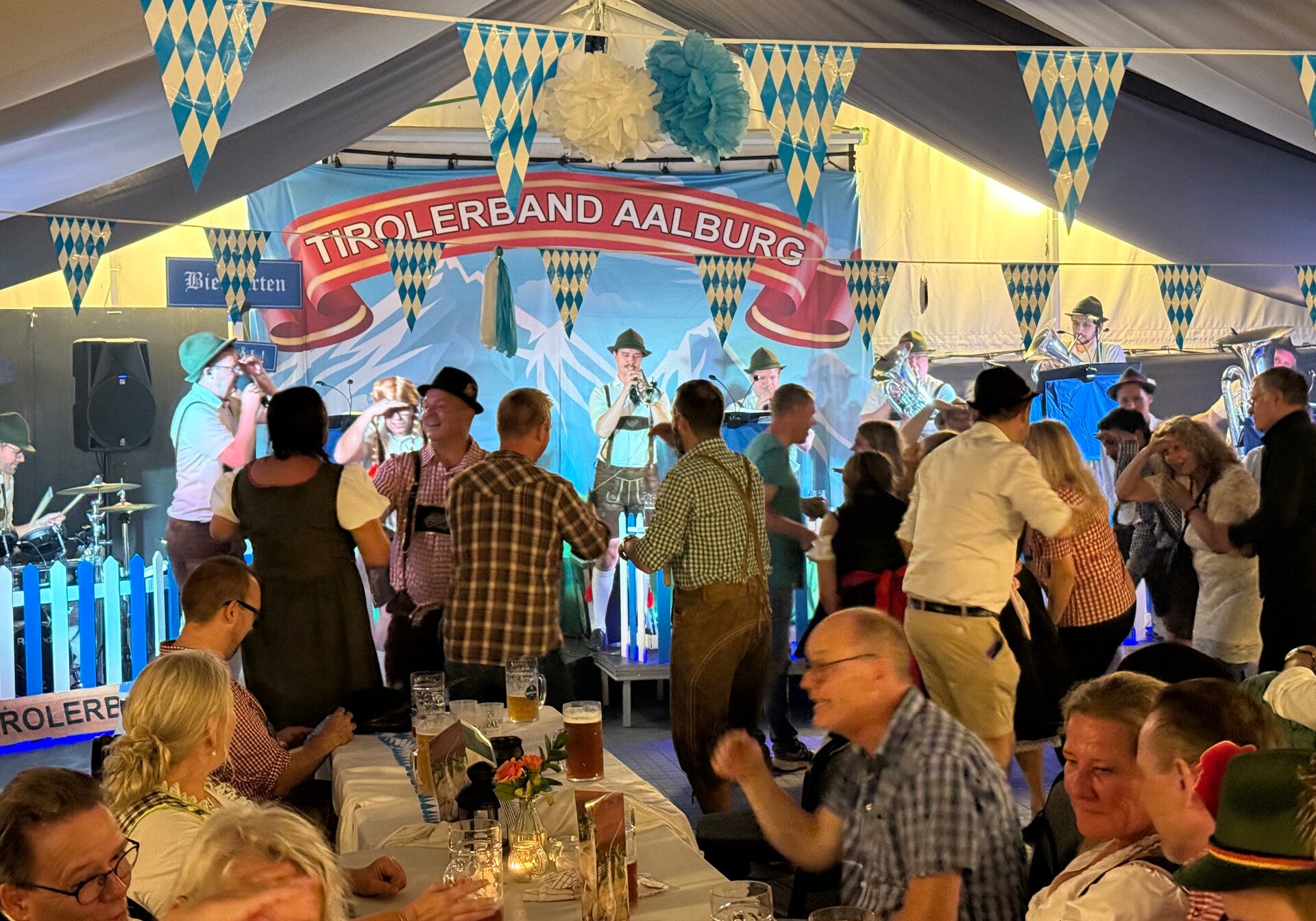 Tyrolerbandet Aalburg spiller i festteltet