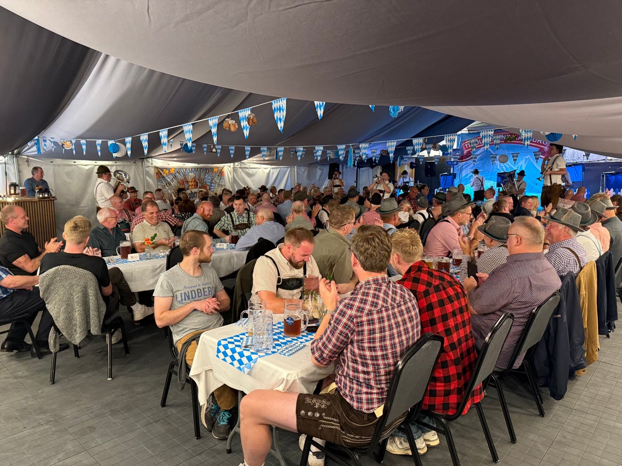 Fyldt festtelt til oktoberfest på Signesminde Kro