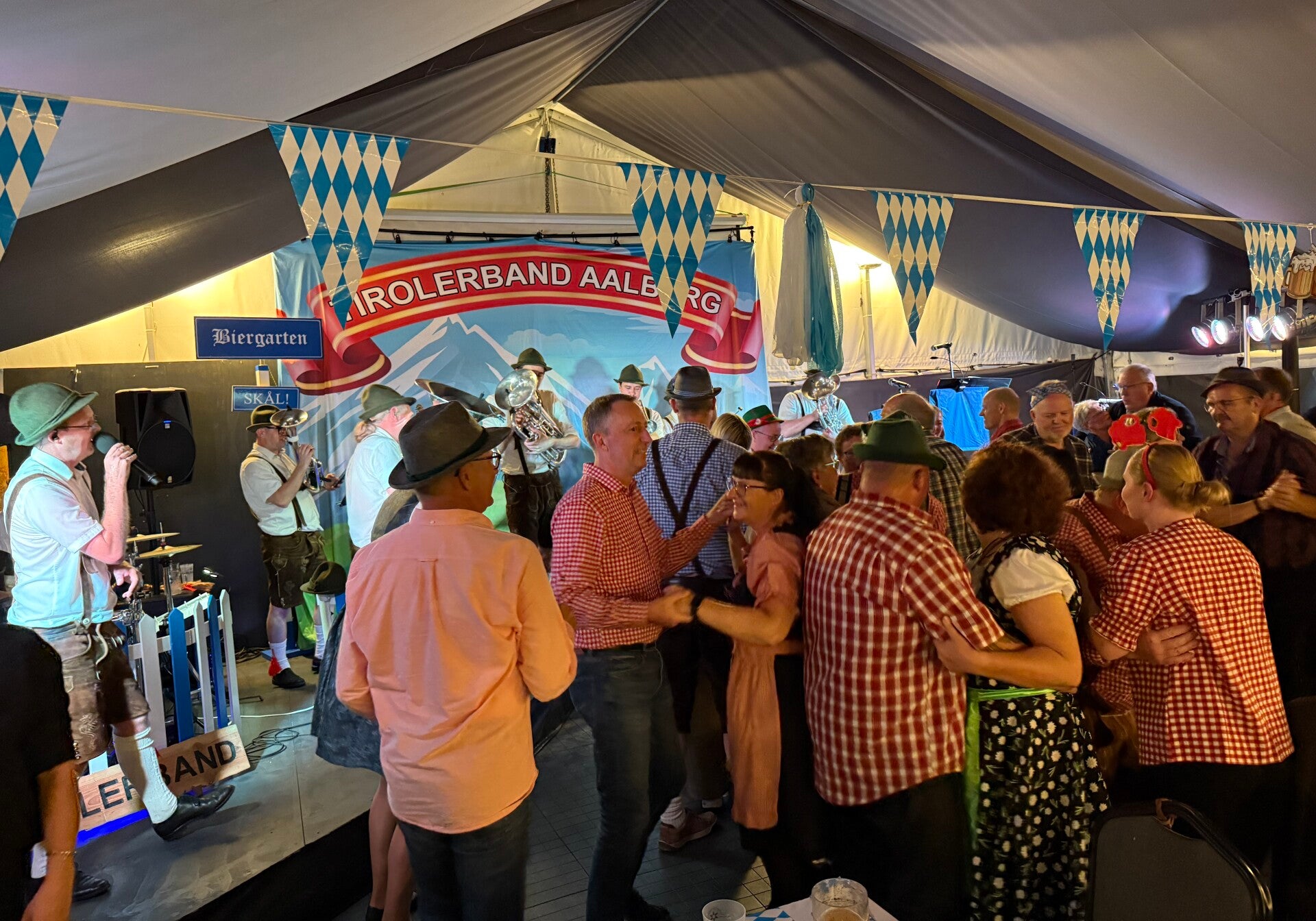 Gæster danser foran scenen til oktoberfest