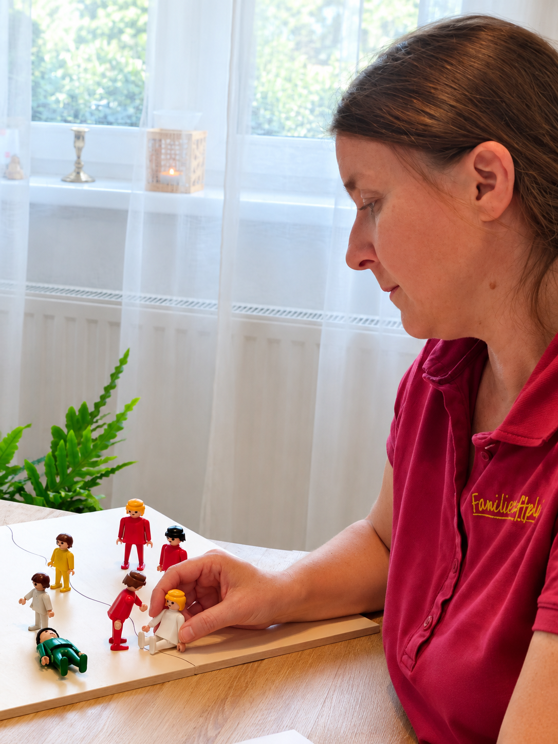 Eine Person unterstützt eine andere beim Aufstieg – Symbol für Begleitung und neue Perspektiven.