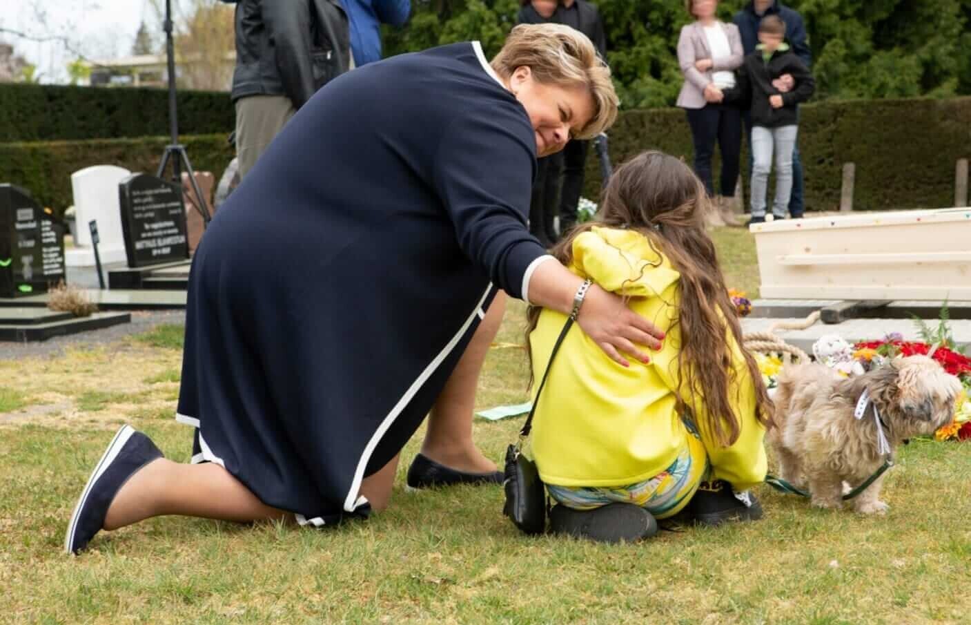 Simone Beijer omhelst kind biij graf