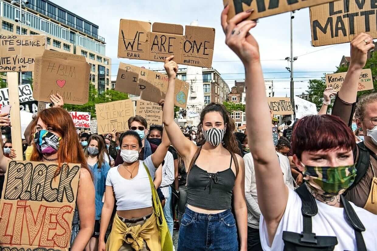 Een protestmars met mondkapjes voor Black Lives Matter
