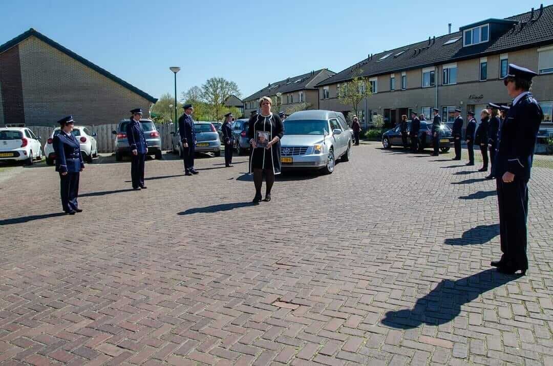 Simone Beijer loopt voor rouwauto door erehaag