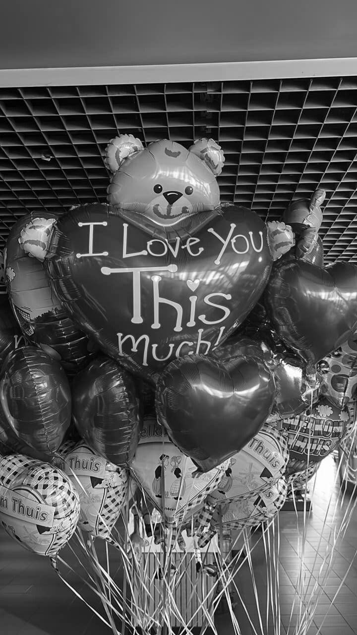 Een ballon in hartjesvorm met daarop I Love you THIS much!