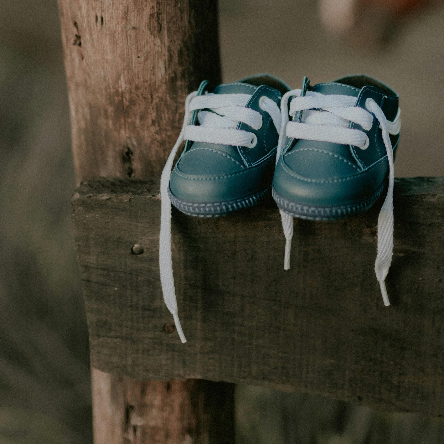 twee kinder schoenen op hout