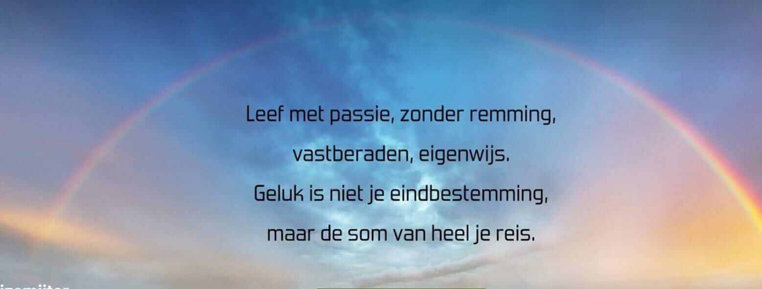 een lucht met een regenboog waarbij de tekst: 'Leef met passie, zonder remming, vastberaden, eigenwijs. Geluk is niet je eindbestemming, maar de som van heel je reis.' staat