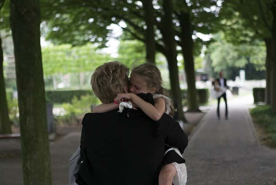 Simone Beijer troost kind bij begrafenis