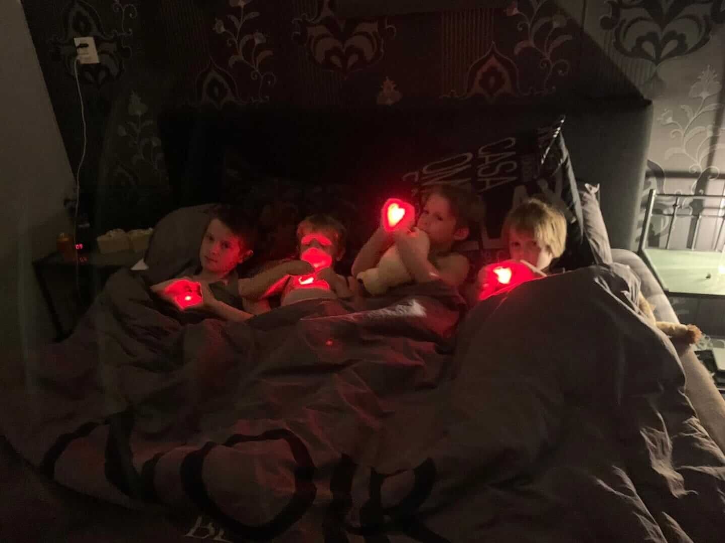 vier kinderen met hartjeslampjes