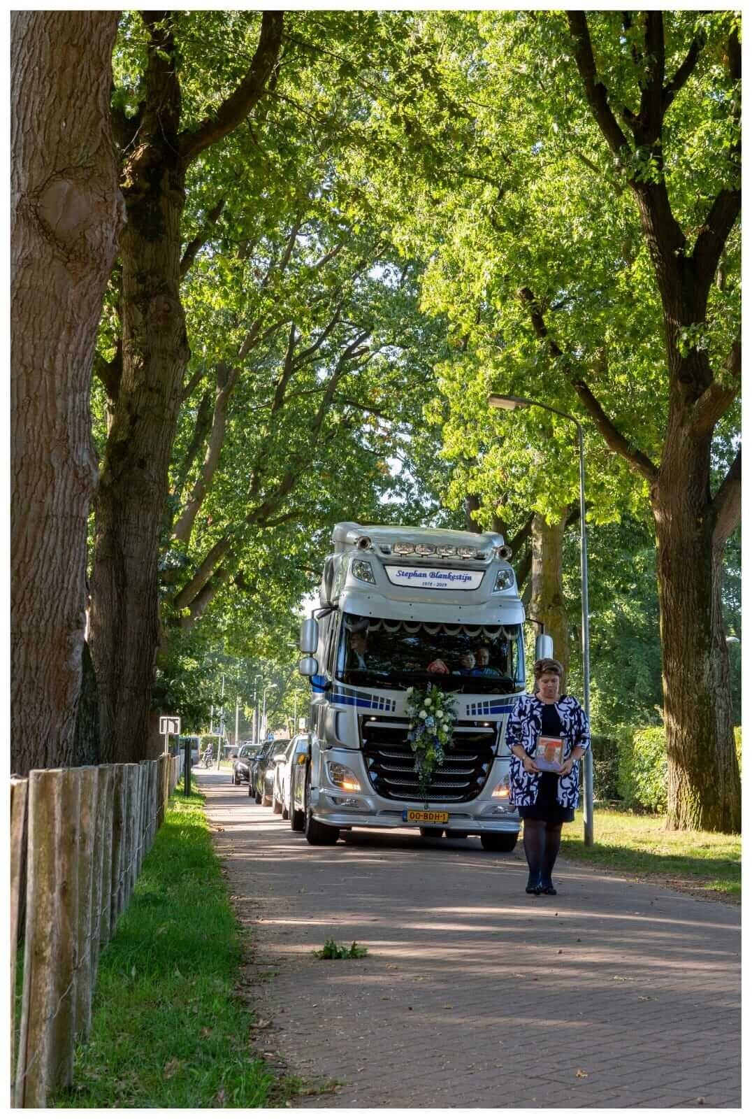 Simone Beijer loopt voor rouw auto vrachtwagen