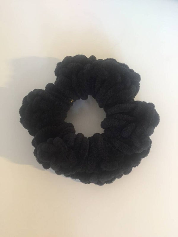 Zwart velvet scrunchie