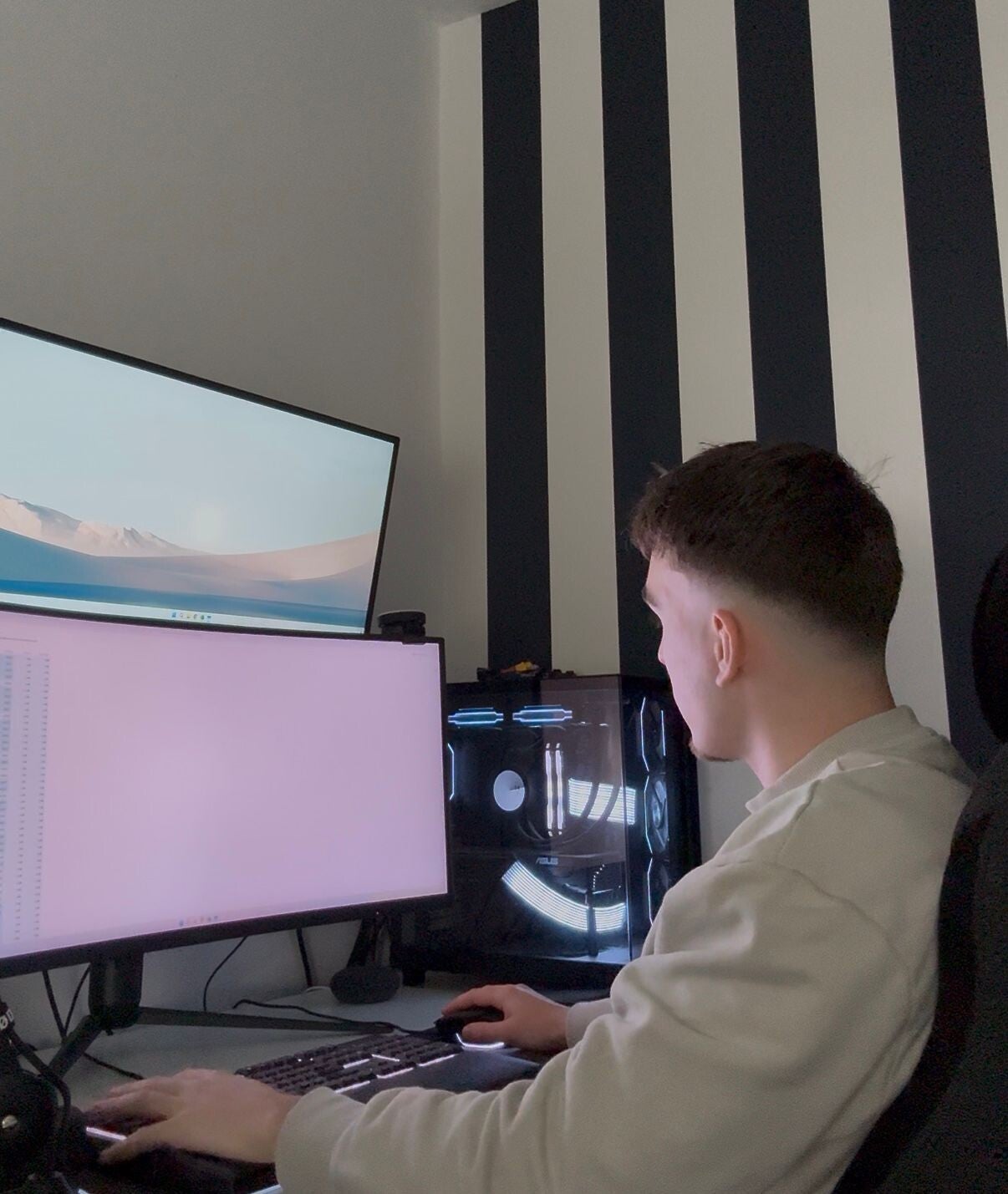 Remco Kromdijk, oprichter van Stap voor Stap Digitaal, geeft computerles aan huis bij senioren