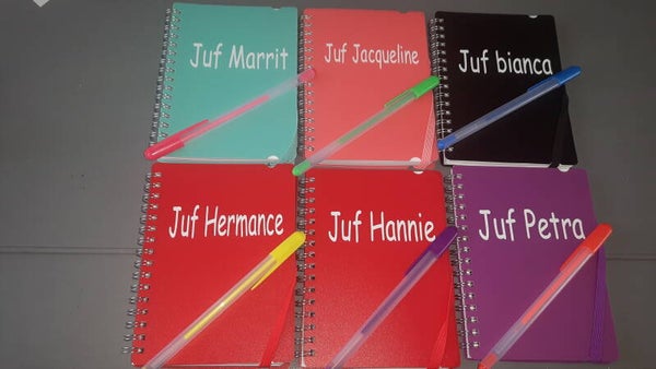 Notitieboekje en pen met naam