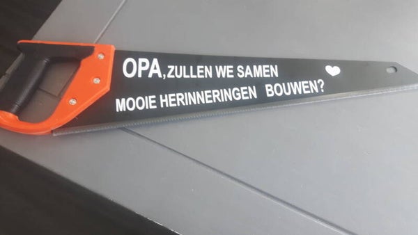 zaag met tekst naar keuze