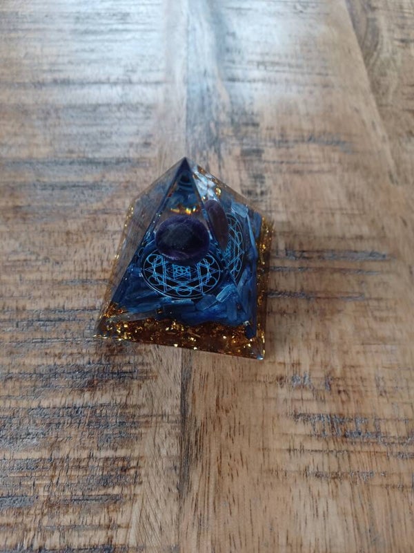 Prachtige edelstenen pyramide