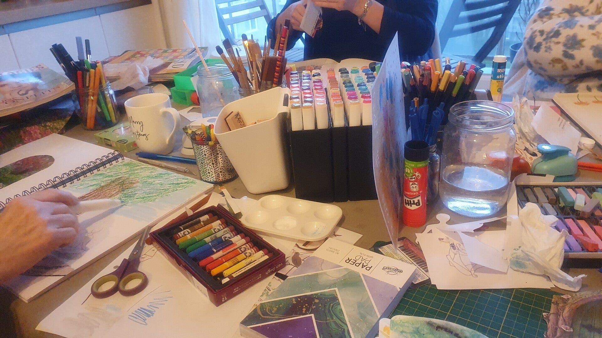 Table préparée pour un atelier créatif à la carte