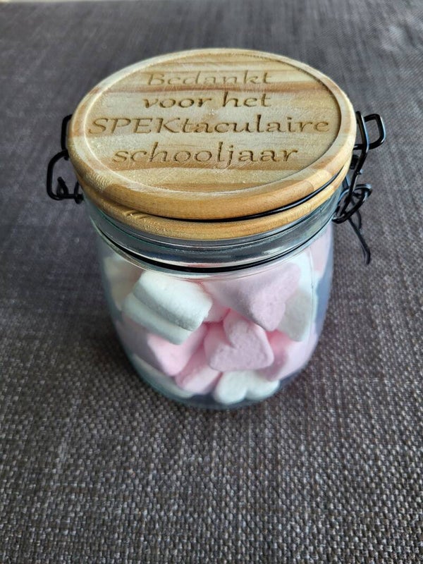 Glazen bokaal met gravure op houten deksel