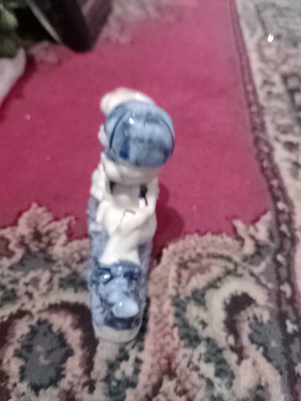2 bambini in ceramica .
