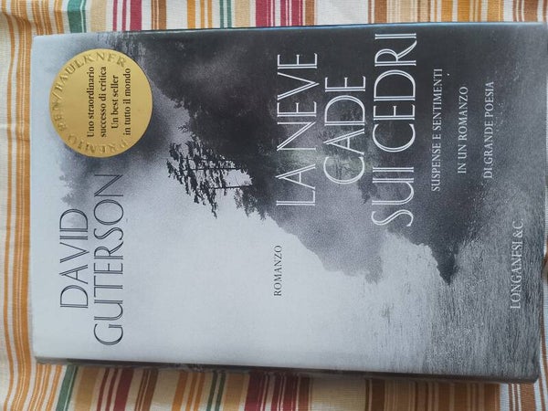 Romanzo " la neve cade sui cedri"