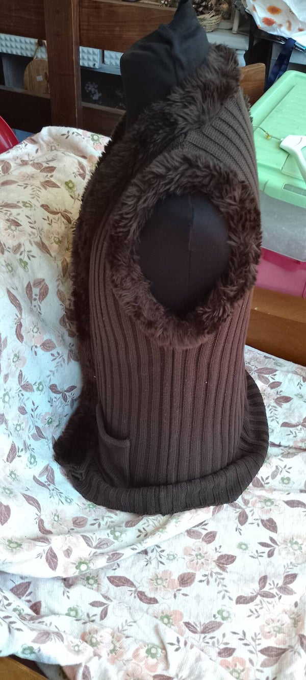 Abbigliamento donna ,cardigan smanicato con pelliccia.