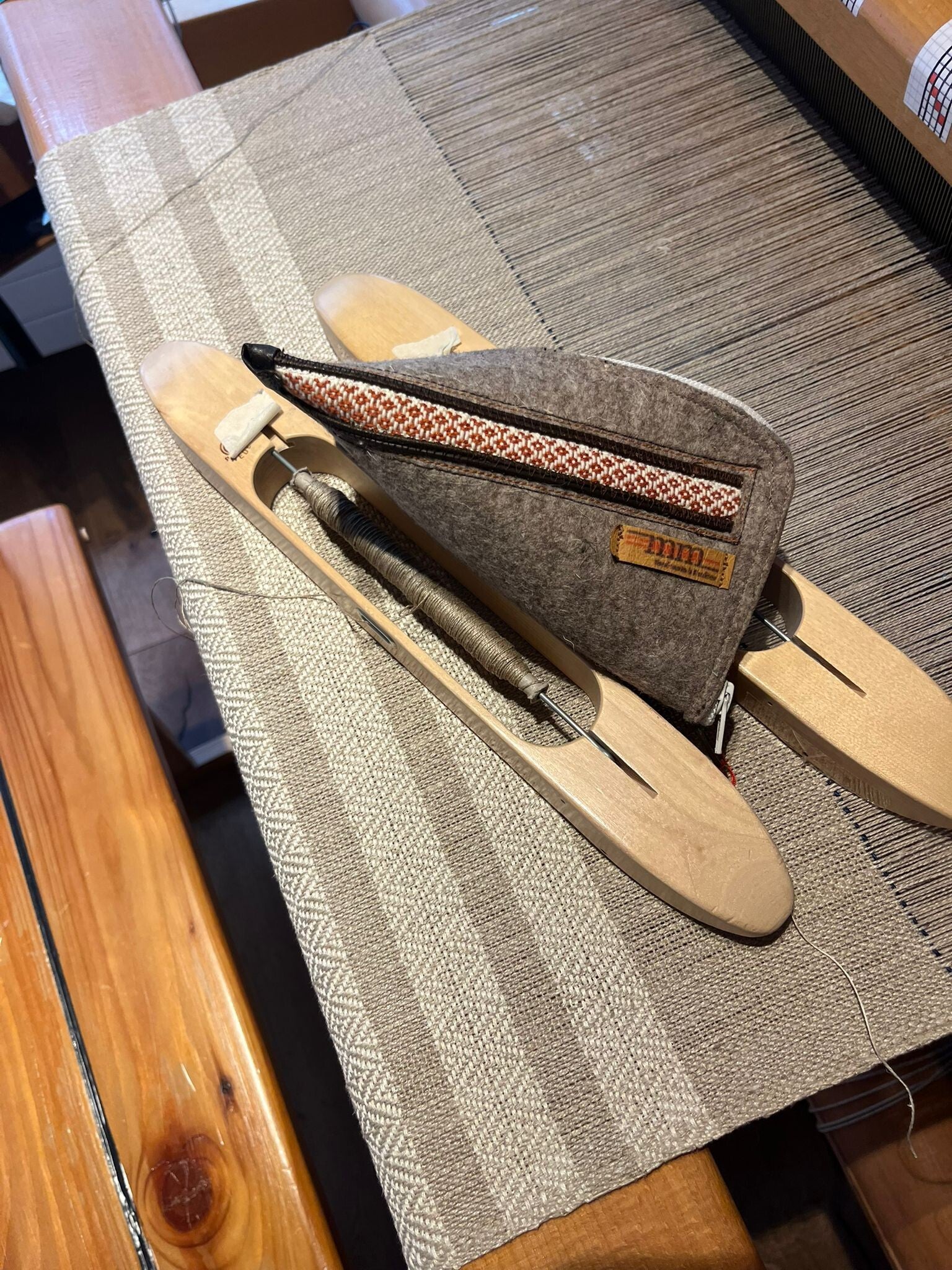 Trousse berlingot en feutre brun-beige