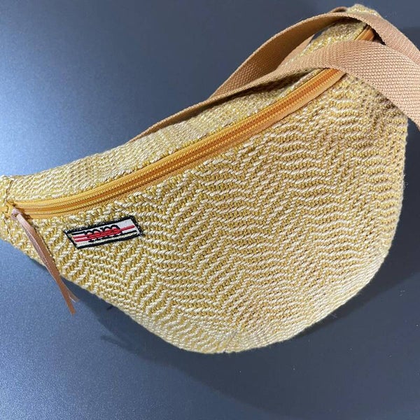 Banane jaune moutarde et blanc cassé