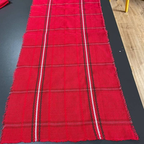 Chemin de table rouge-brun