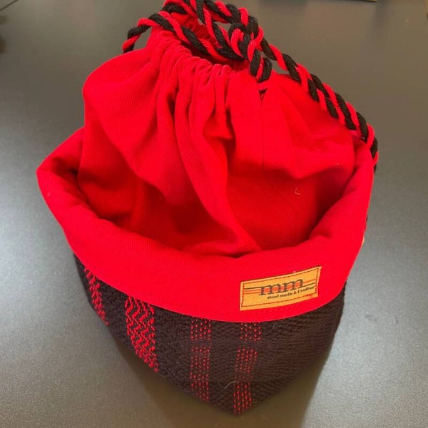 Panier à pommes de terre en robe des champs