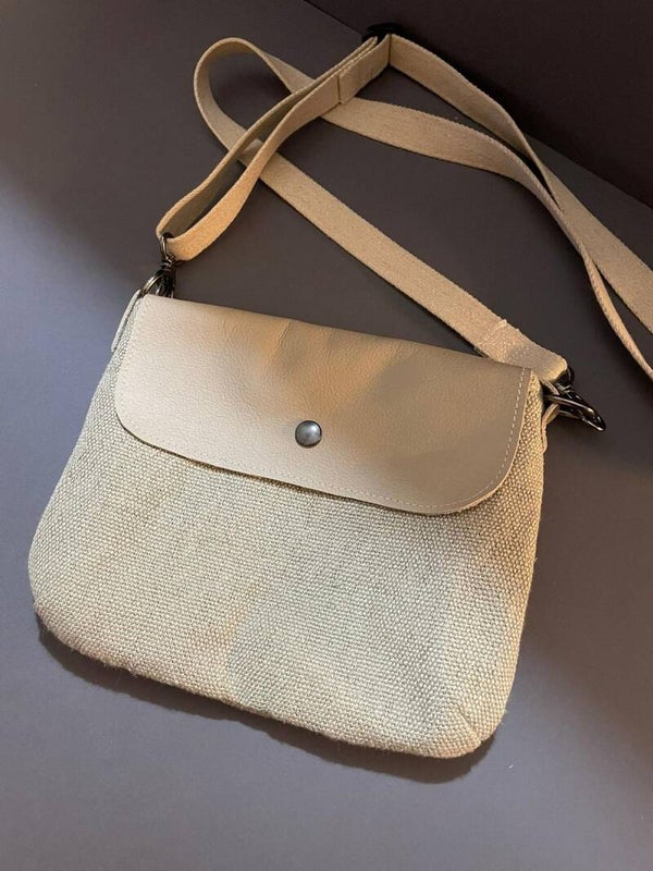 Pochette à bandoulière avec parement en cuir beige
