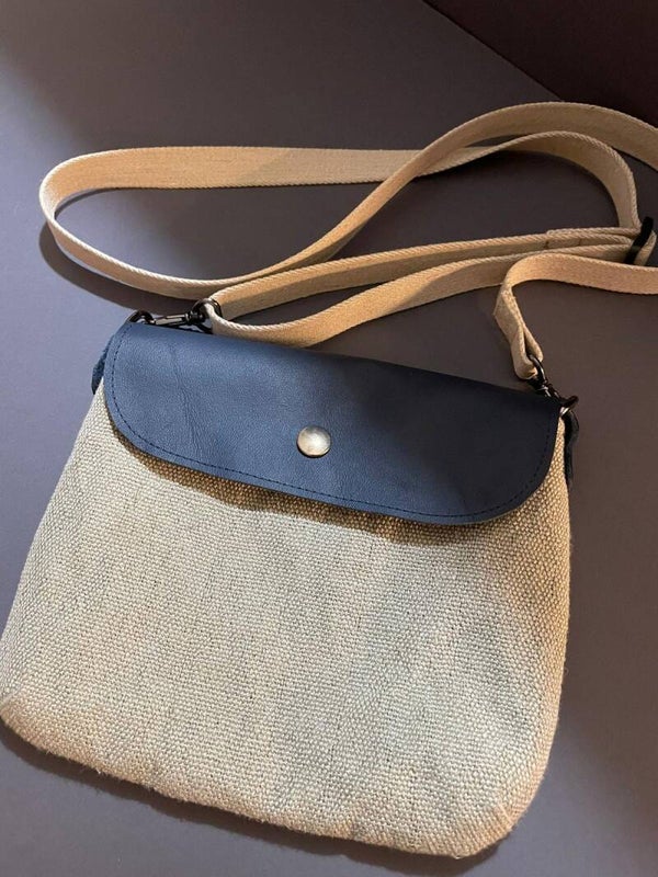 Pochette à bandoulière avec parement en cuir bleu