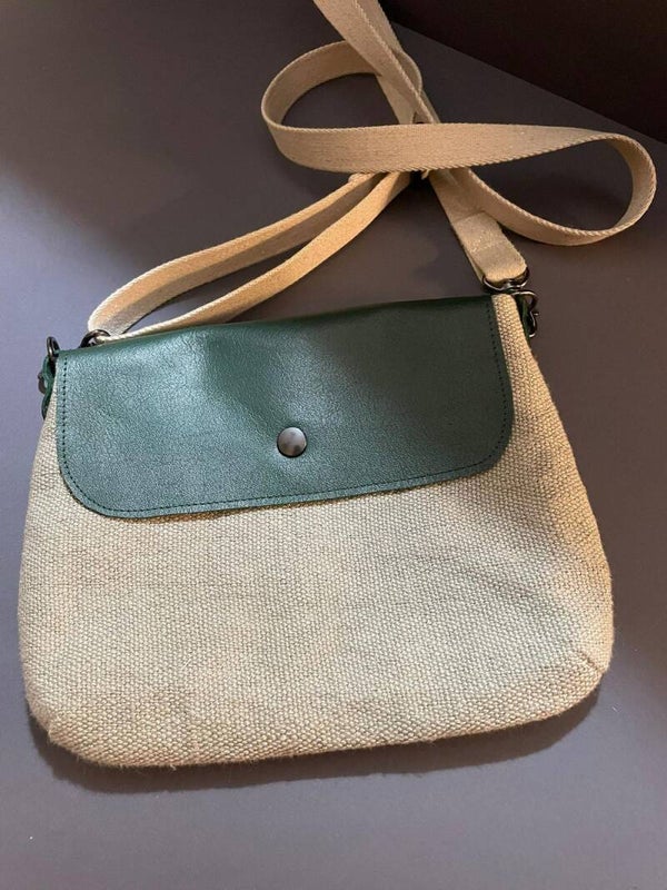 Pochette à bandoulière avec parement en cuir vert