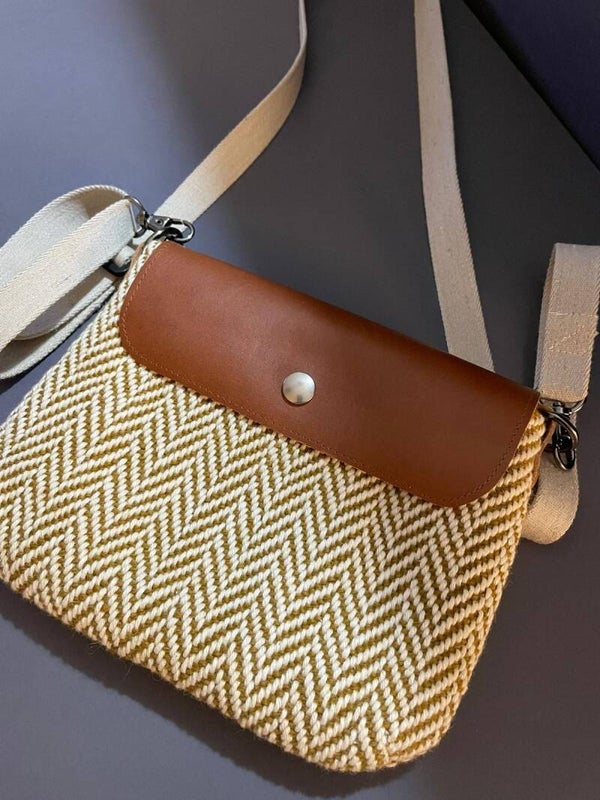 Sac à bandoulière avec parement en cuir couleur camel