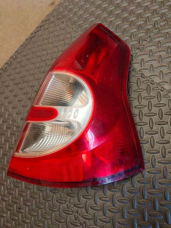 feu arrière droit d'origine pour une Dacia Sandero 1 (première génération, produite entre 2007 et 2012)