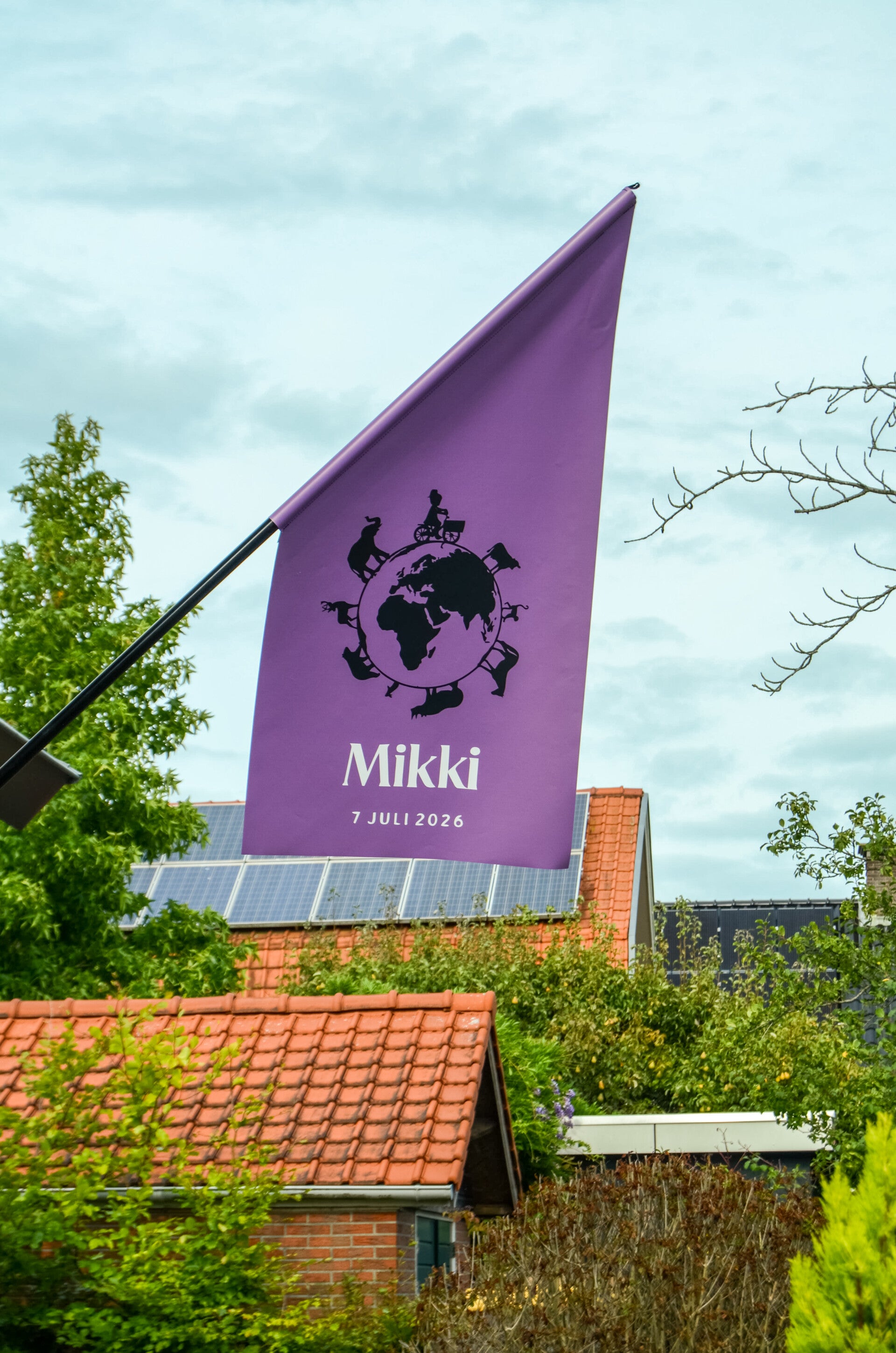 Paarse geboortevlag met naam aan huis