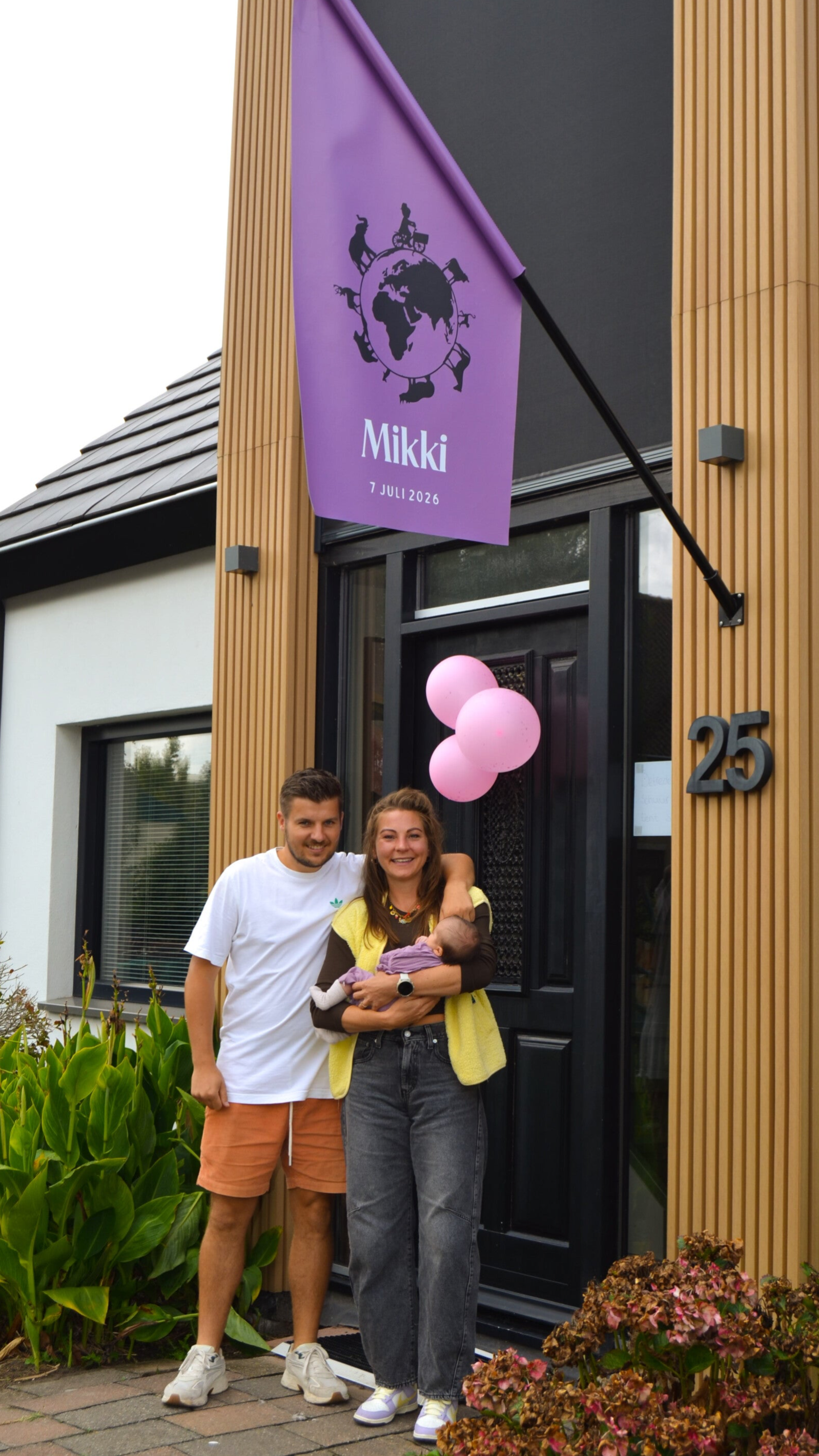 Paarse geboortevlag met naam aan huis