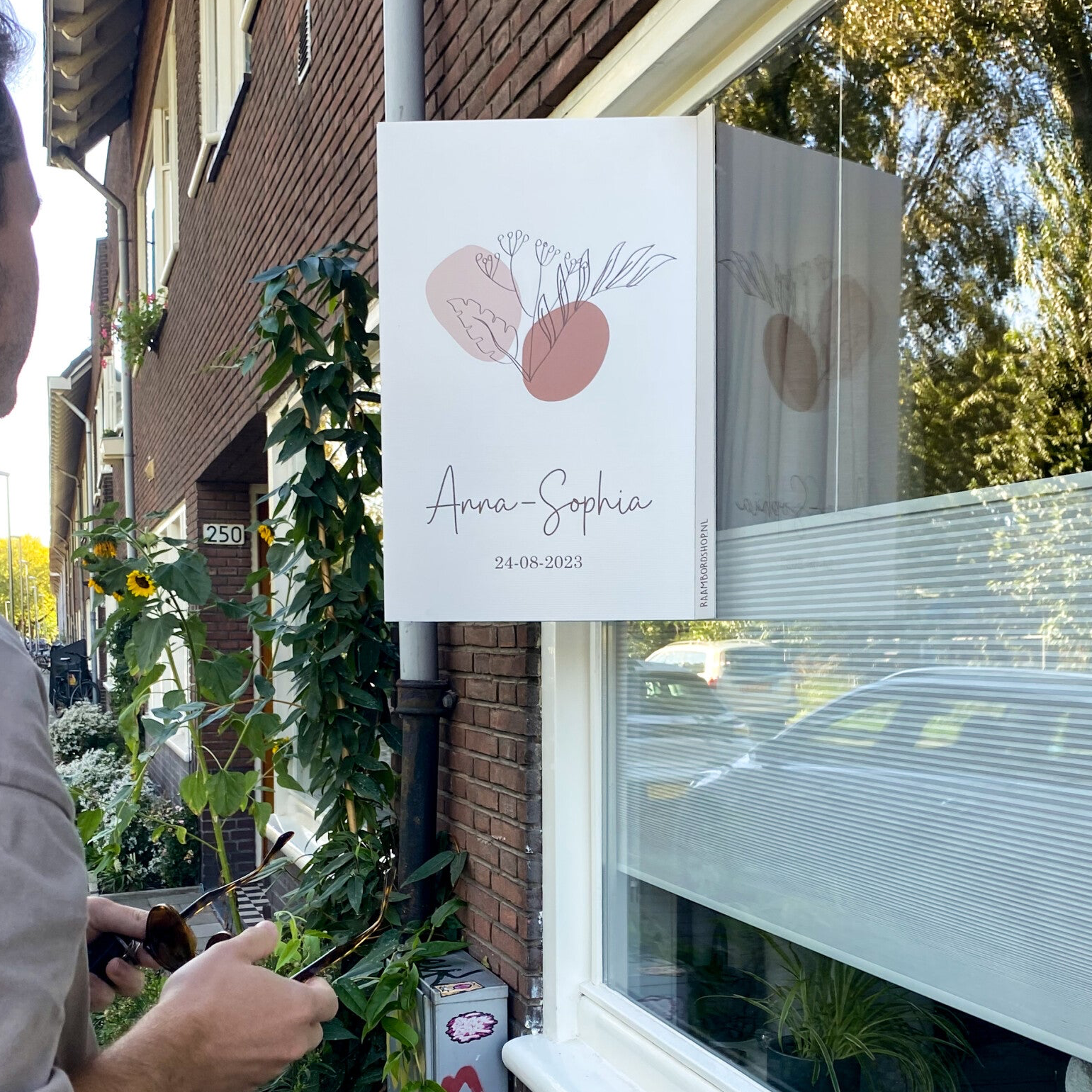 Geboortebord Flora met naam voor het raam