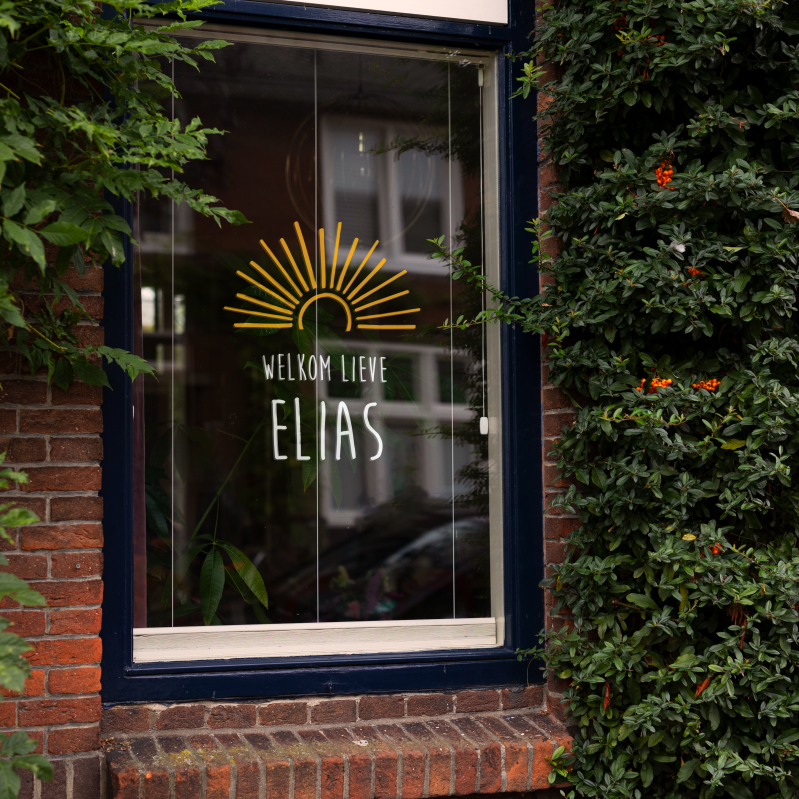 Geboortesticker met naam en zonnestralen