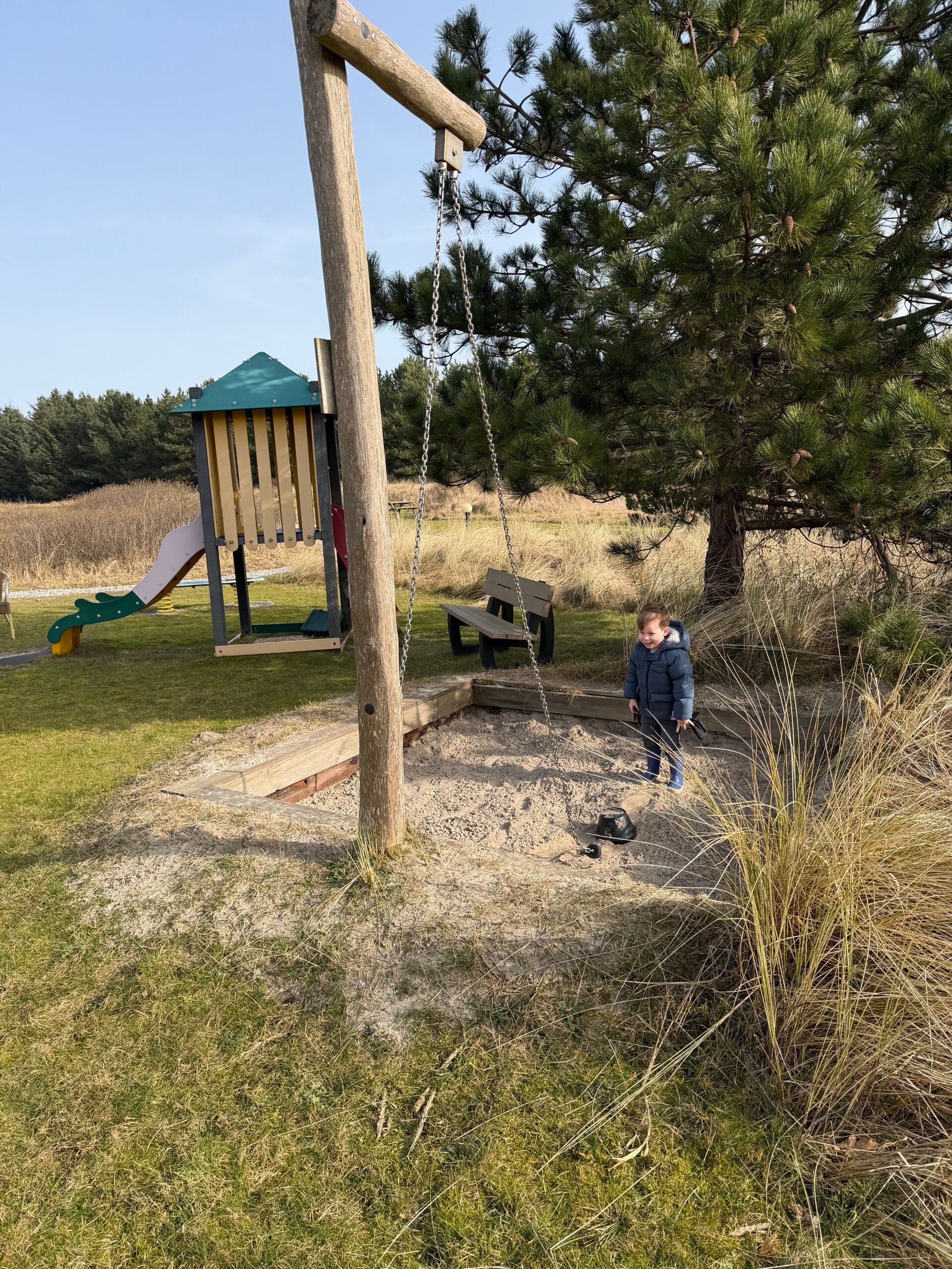 Kindvriendelijke speeltoestellen op het terrein van De Vleijenhof Ameland