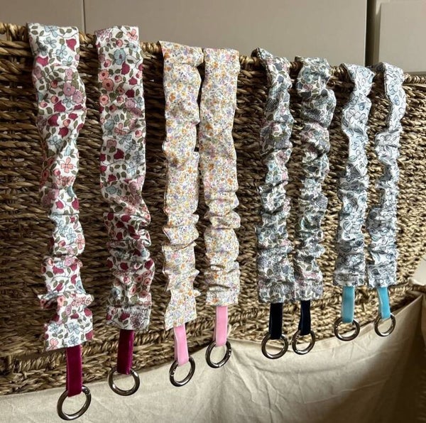 CUELGA MÓVIL ARRUGADO ESTAMPADO