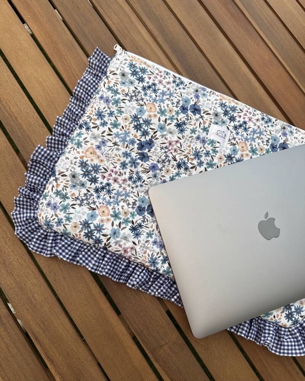 FUNDA ORDENADOR O TABLET CON VOLANTE