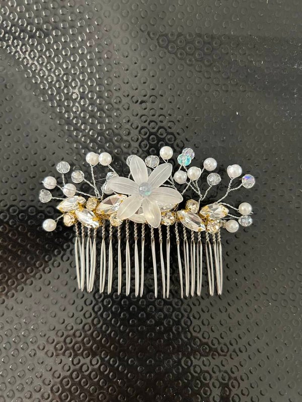 Stunning flower hair comb