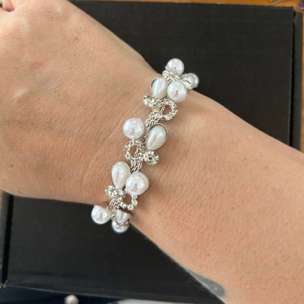 Handmade pearl effect bracelet