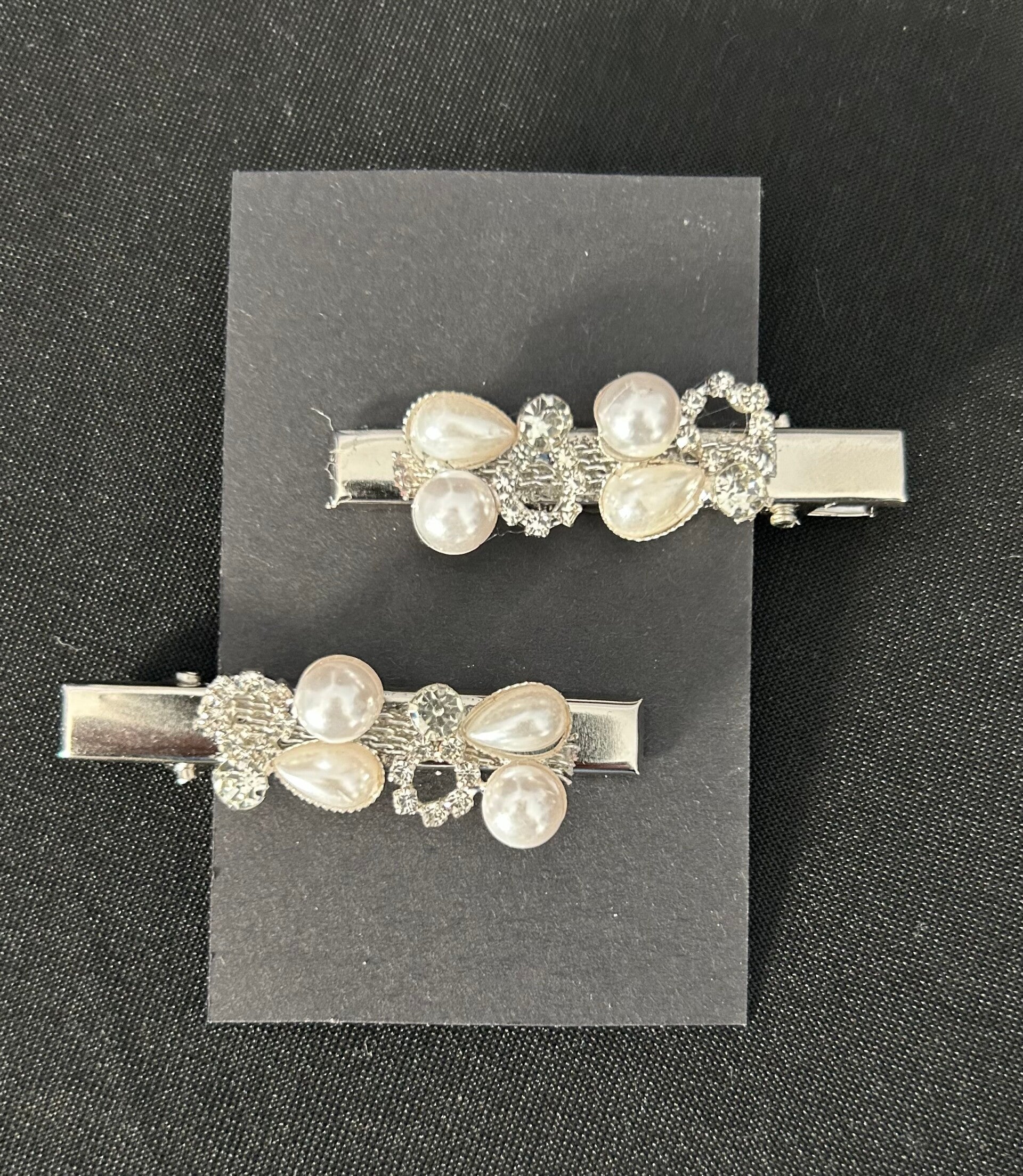 Pearl effect hair clips